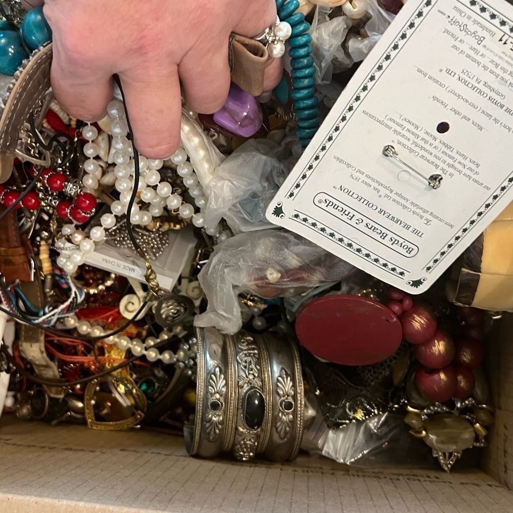 3 LB “BOTTOM OF BOX” MYSTERY JEWELRY LOT~ Hidden treasures from Jewelry Haul - Picture 11 of 11